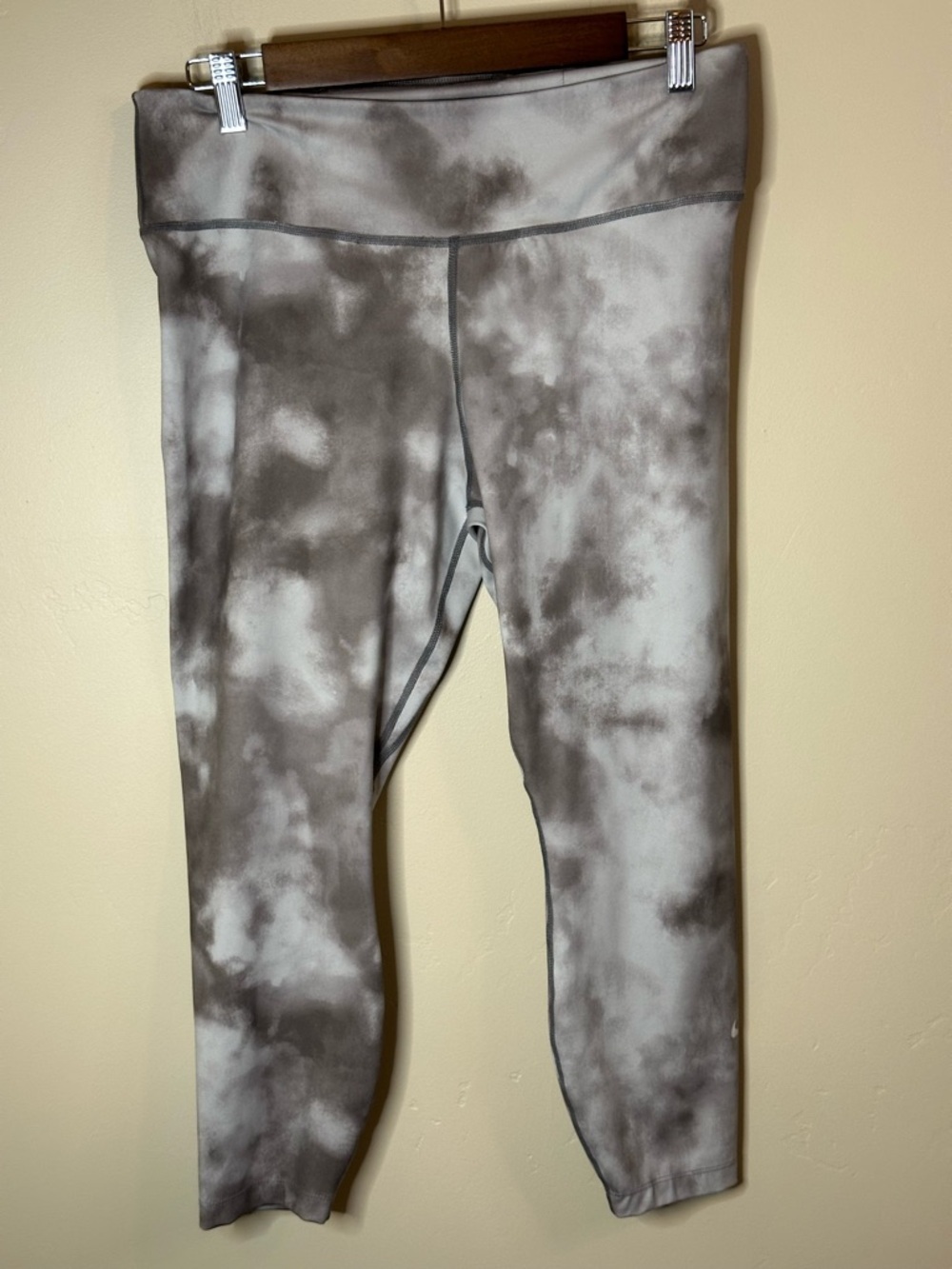 NIKE Tie Dye One Icon Mid-Rise Crop High Waisted Leggings Women’s L - 23” inseam